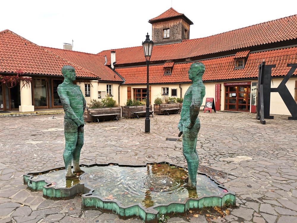 obiective turistice in Praga peeing men